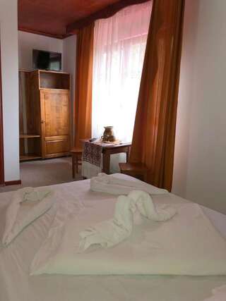 Отель Complex Turistic Alpina Blazna Sant Şanţ Двухместный номер с 1 кроватью и собственной ванной комнатой-2